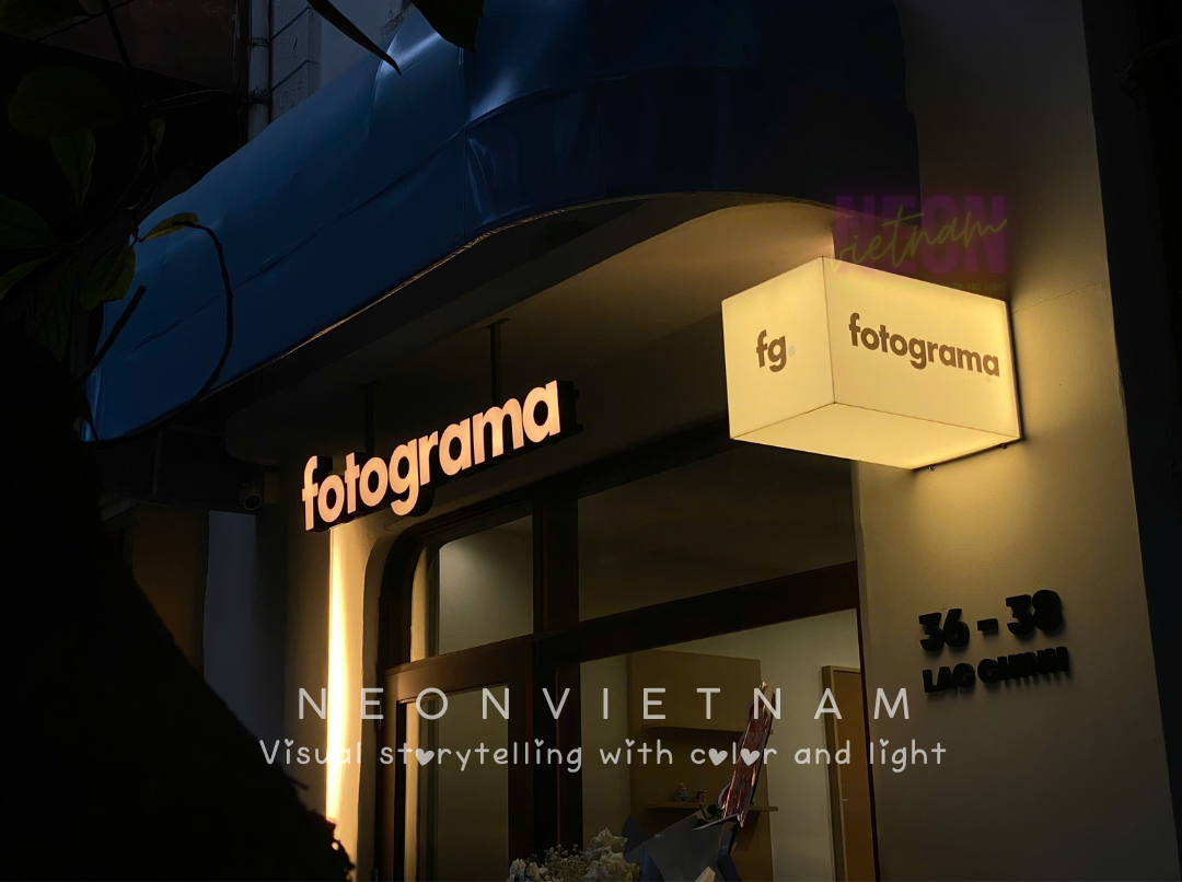 Set up biển hiệu cho Photo Booth Fotograma